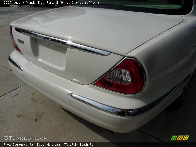 Porcelain White / Champagne/Mocha 2007 Jaguar XJ Vanden Plas