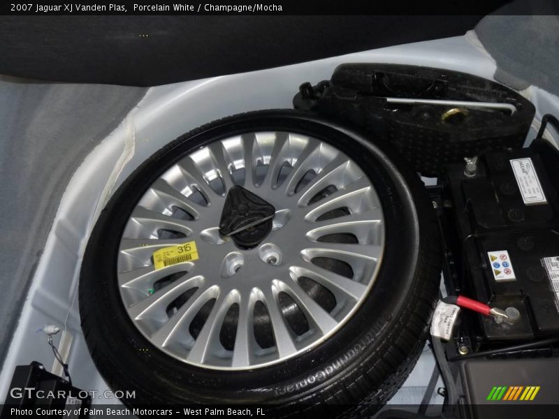Porcelain White / Champagne/Mocha 2007 Jaguar XJ Vanden Plas