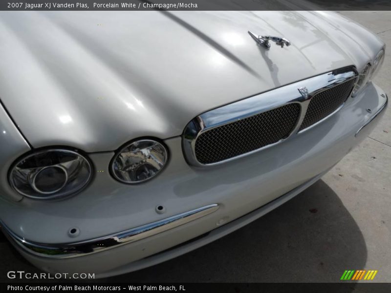 Porcelain White / Champagne/Mocha 2007 Jaguar XJ Vanden Plas