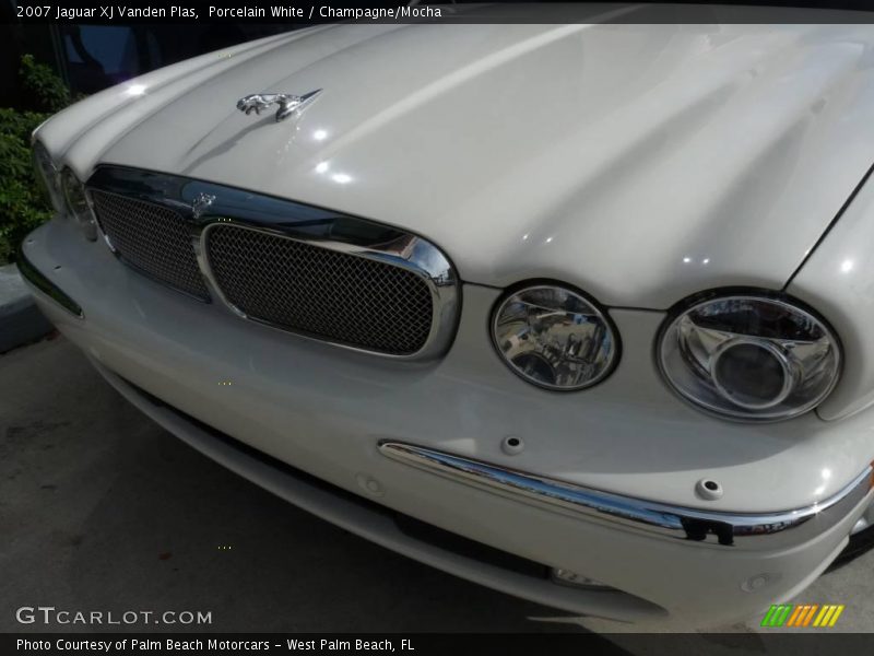 Porcelain White / Champagne/Mocha 2007 Jaguar XJ Vanden Plas