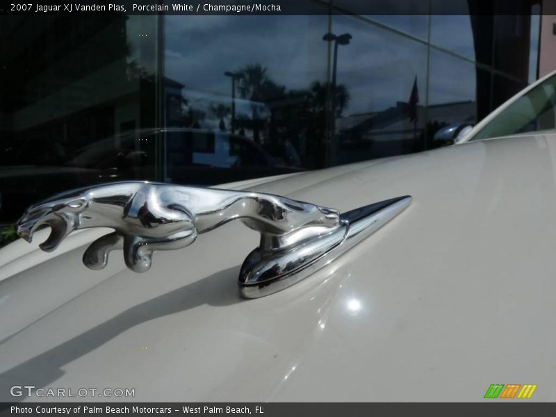 Porcelain White / Champagne/Mocha 2007 Jaguar XJ Vanden Plas