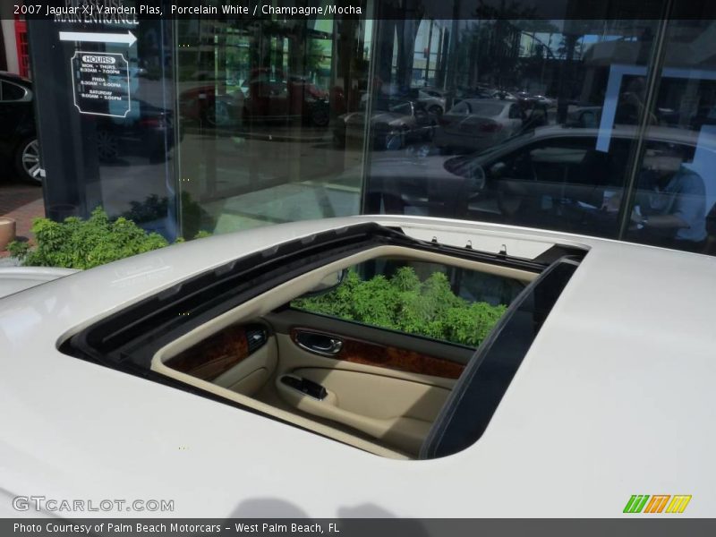 Porcelain White / Champagne/Mocha 2007 Jaguar XJ Vanden Plas