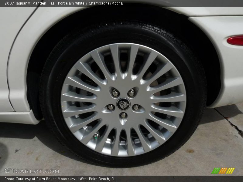Porcelain White / Champagne/Mocha 2007 Jaguar XJ Vanden Plas