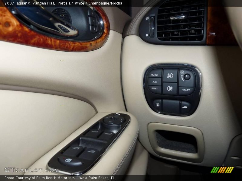 Porcelain White / Champagne/Mocha 2007 Jaguar XJ Vanden Plas