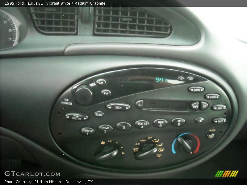 Vibrant White / Medium Graphite 1999 Ford Taurus SE
