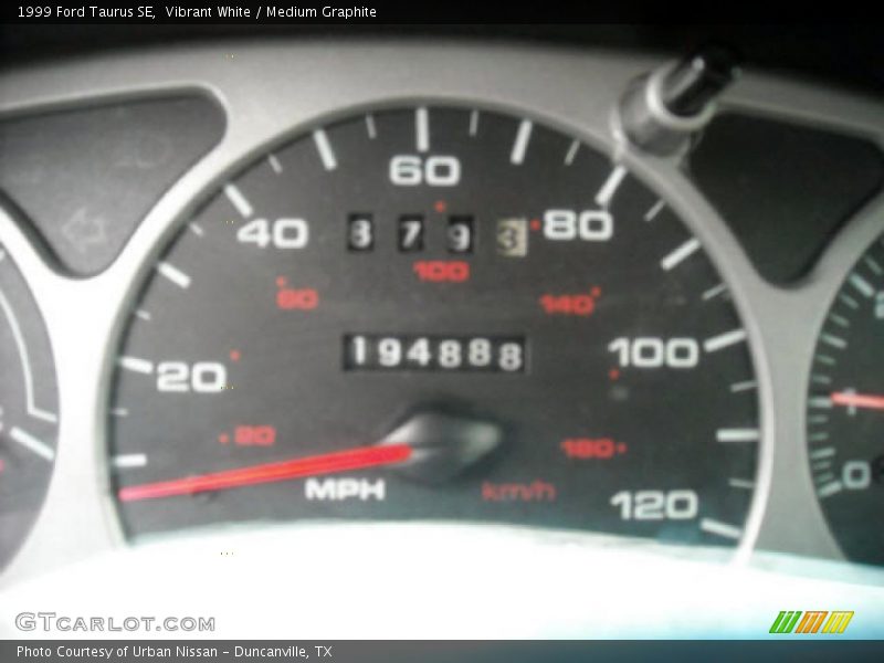 Vibrant White / Medium Graphite 1999 Ford Taurus SE