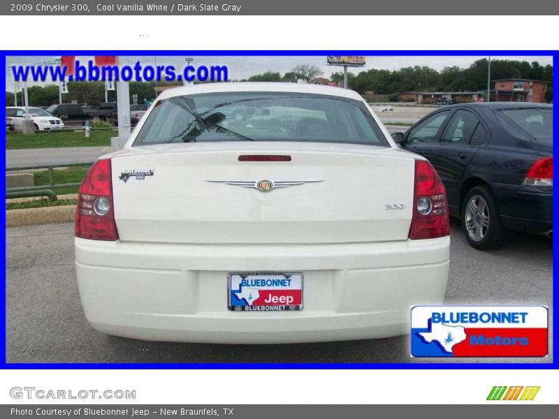 Cool Vanilla White / Dark Slate Gray 2009 Chrysler 300