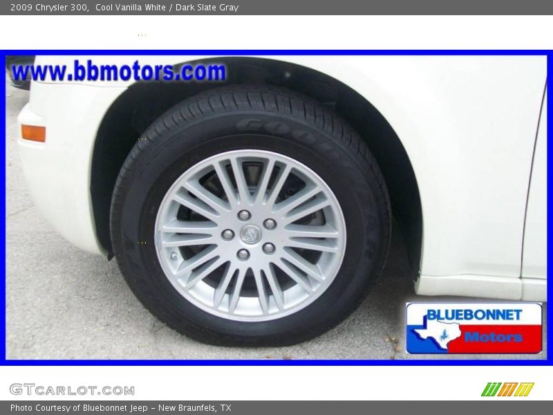 Cool Vanilla White / Dark Slate Gray 2009 Chrysler 300