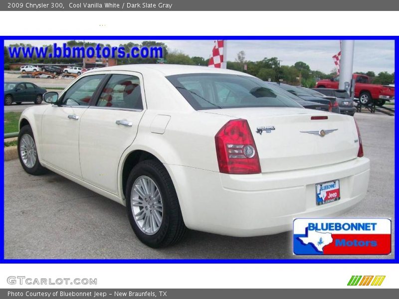 Cool Vanilla White / Dark Slate Gray 2009 Chrysler 300