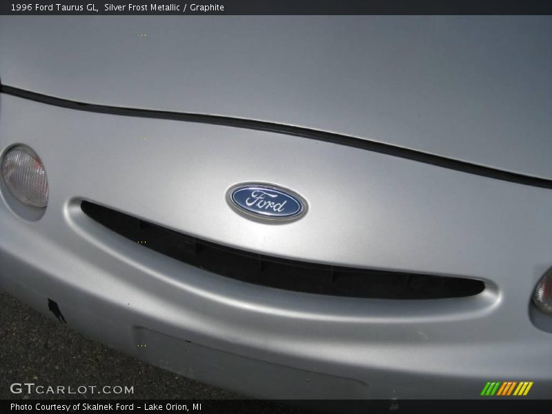 Silver Frost Metallic / Graphite 1996 Ford Taurus GL