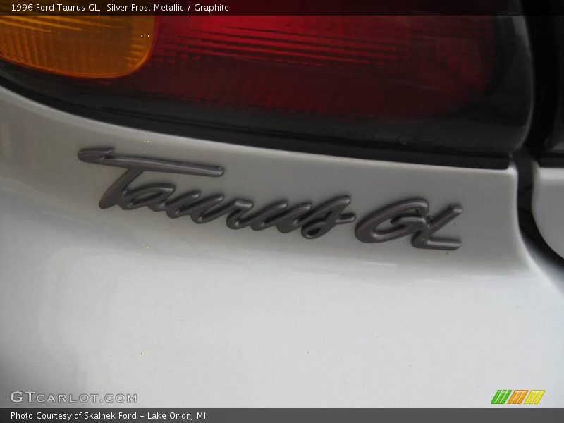 Silver Frost Metallic / Graphite 1996 Ford Taurus GL