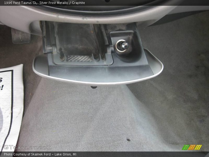 Silver Frost Metallic / Graphite 1996 Ford Taurus GL