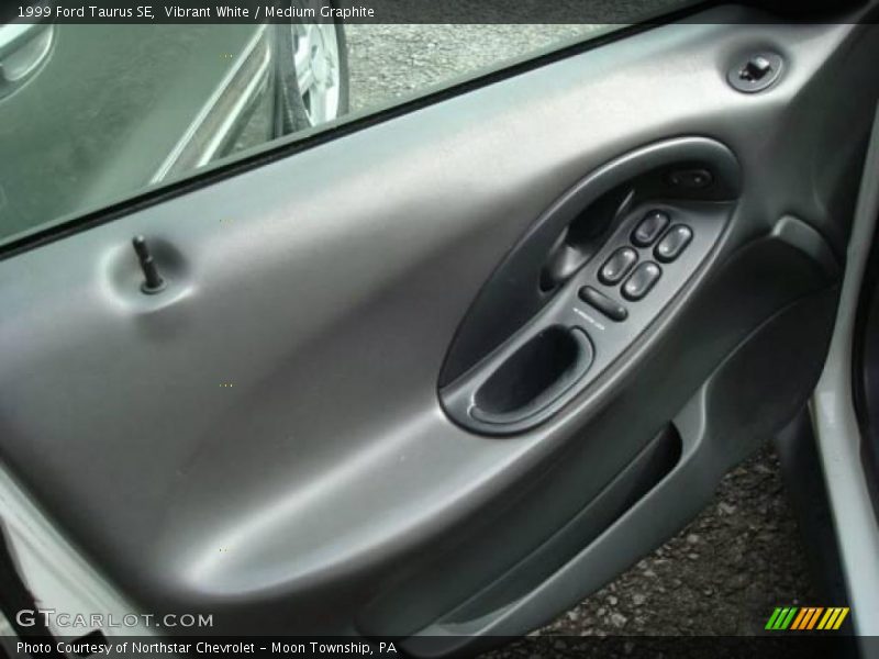 Vibrant White / Medium Graphite 1999 Ford Taurus SE