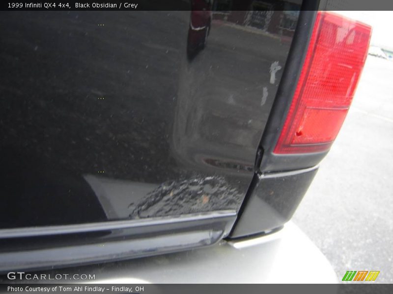 Black Obsidian / Grey 1999 Infiniti QX4 4x4