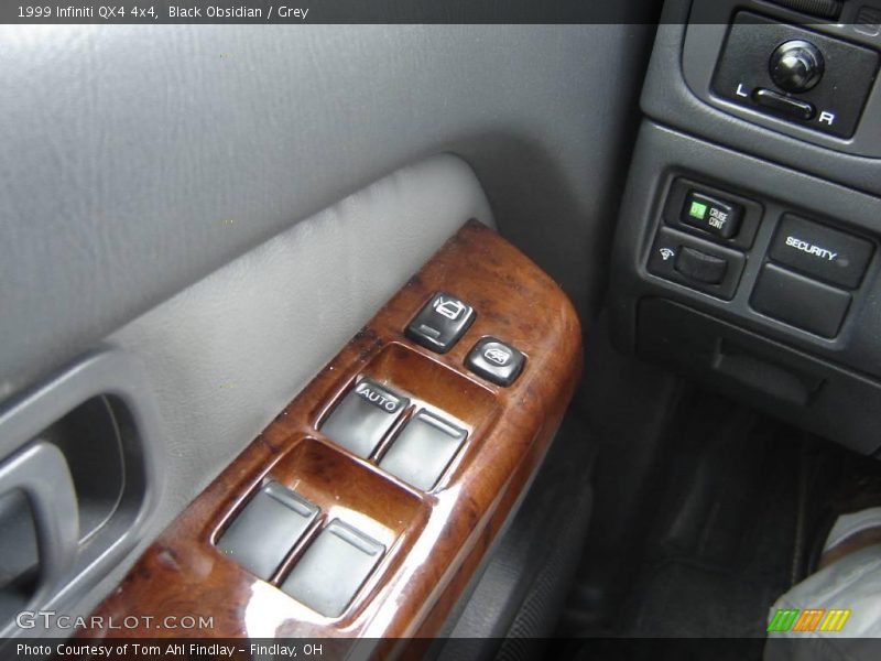 Black Obsidian / Grey 1999 Infiniti QX4 4x4