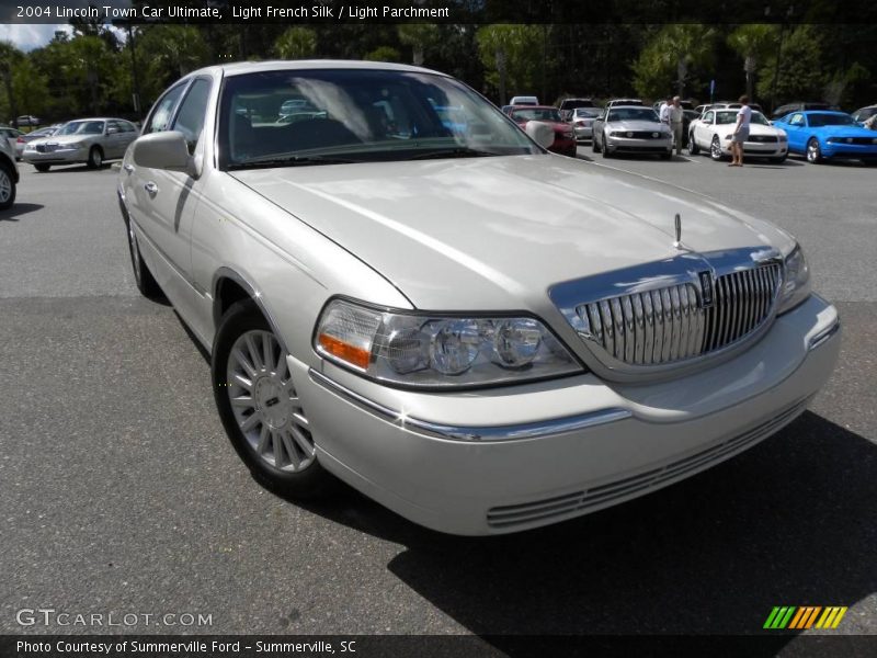 Light French Silk / Light Parchment 2004 Lincoln Town Car Ultimate