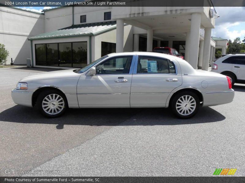 Light French Silk / Light Parchment 2004 Lincoln Town Car Ultimate