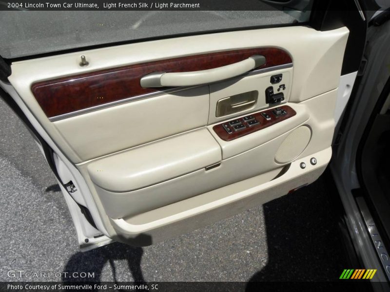 Light French Silk / Light Parchment 2004 Lincoln Town Car Ultimate