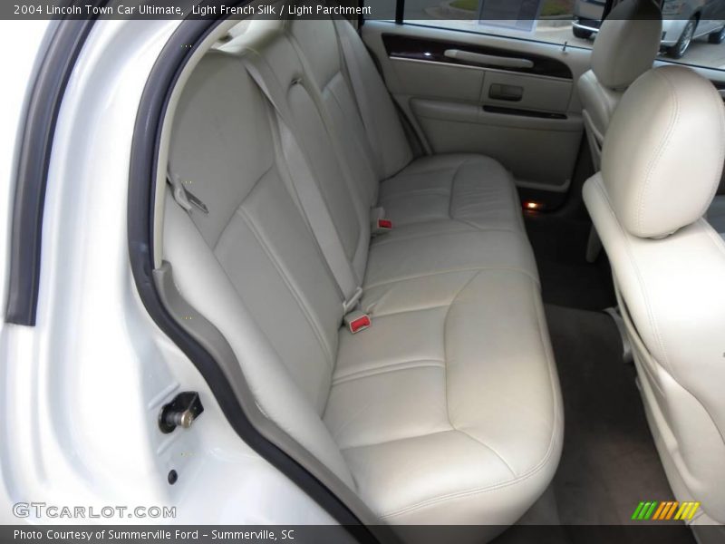 Light French Silk / Light Parchment 2004 Lincoln Town Car Ultimate
