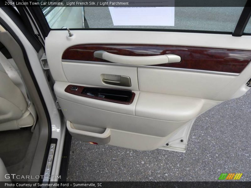 Light French Silk / Light Parchment 2004 Lincoln Town Car Ultimate