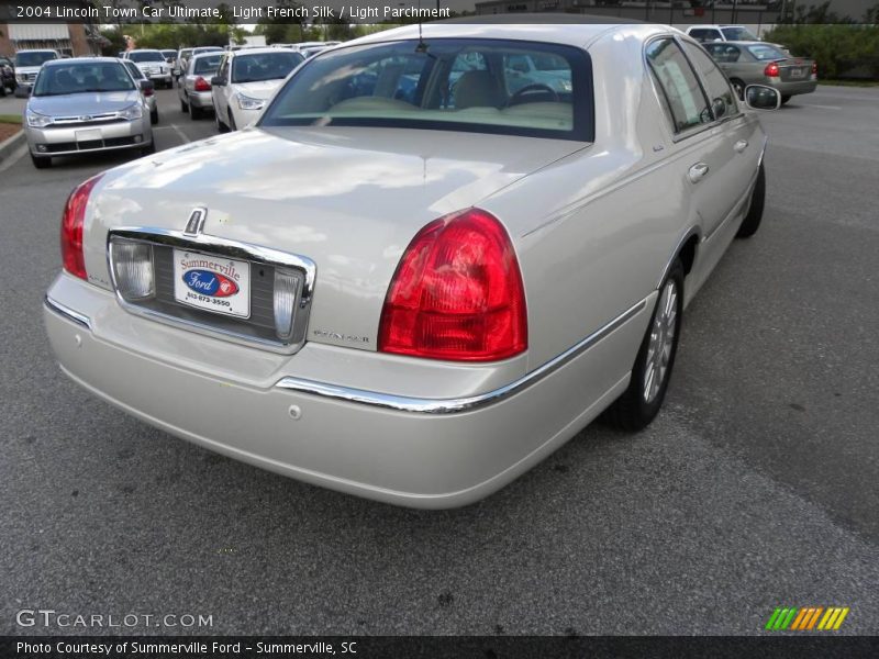 Light French Silk / Light Parchment 2004 Lincoln Town Car Ultimate