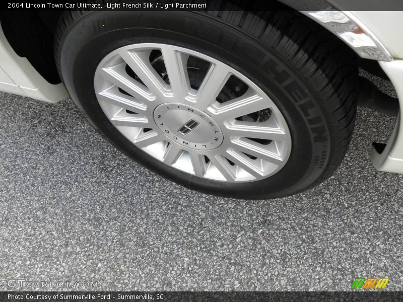 Light French Silk / Light Parchment 2004 Lincoln Town Car Ultimate