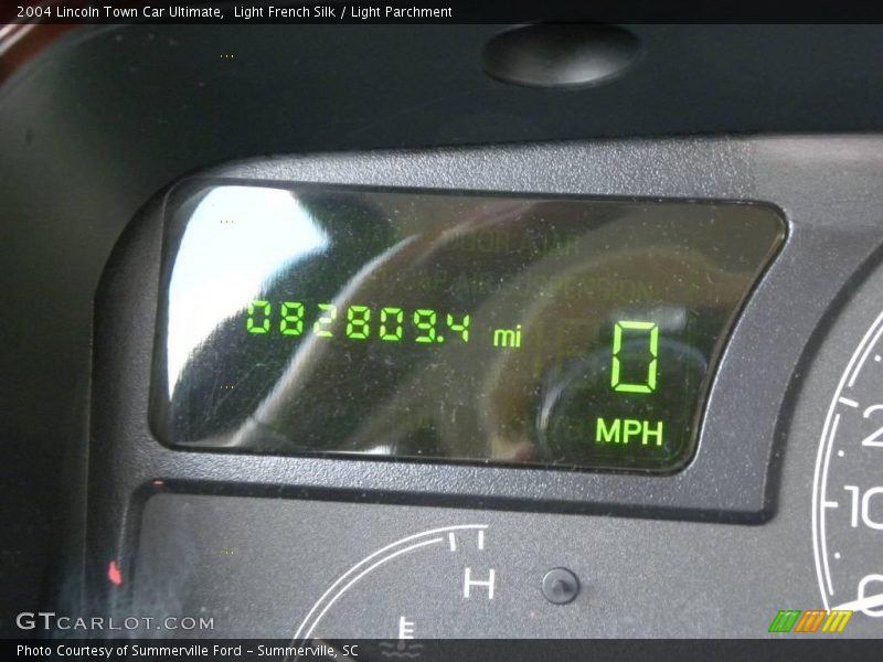 Light French Silk / Light Parchment 2004 Lincoln Town Car Ultimate