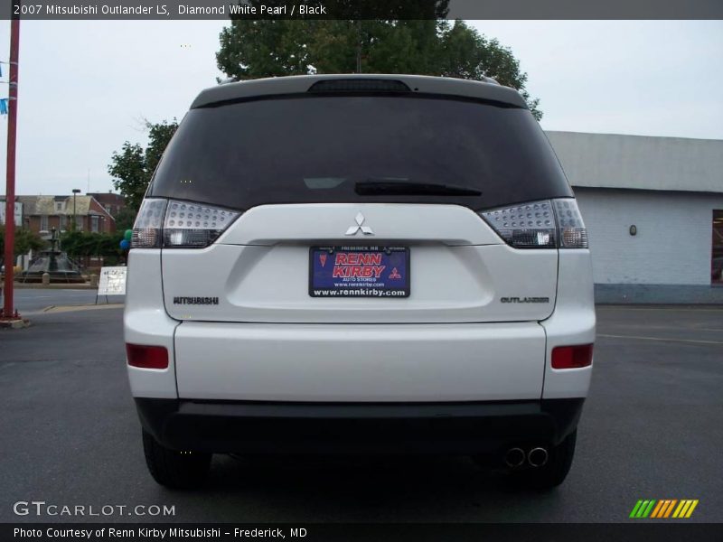 Diamond White Pearl / Black 2007 Mitsubishi Outlander LS