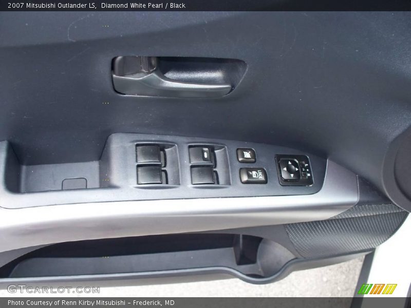 Diamond White Pearl / Black 2007 Mitsubishi Outlander LS