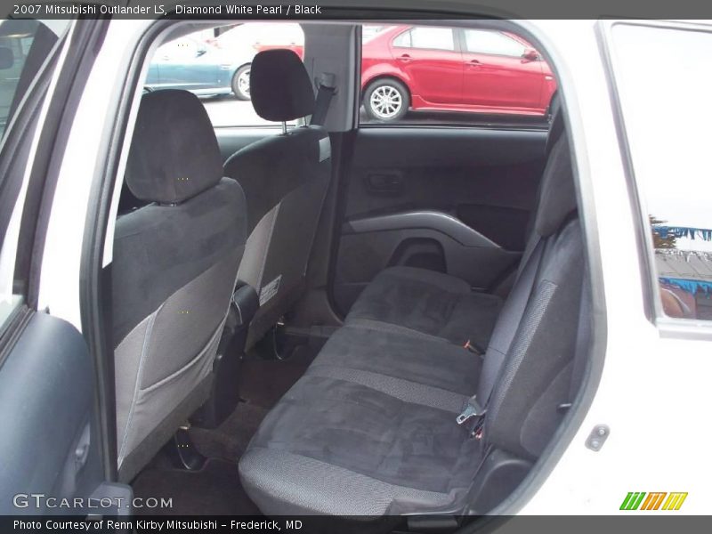 Diamond White Pearl / Black 2007 Mitsubishi Outlander LS