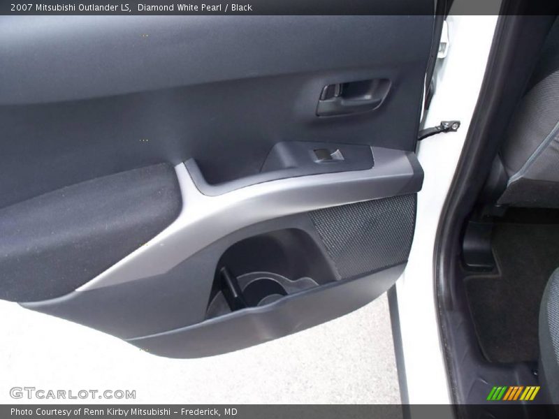 Diamond White Pearl / Black 2007 Mitsubishi Outlander LS