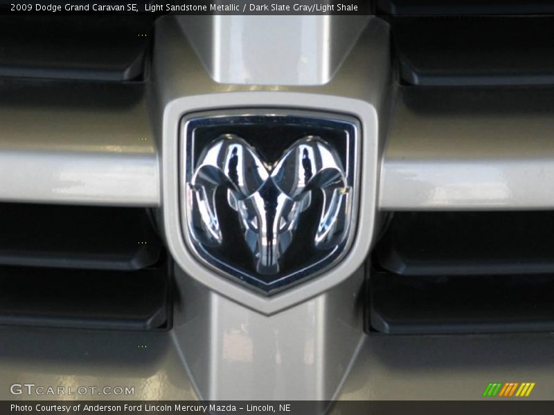 Light Sandstone Metallic / Dark Slate Gray/Light Shale 2009 Dodge Grand Caravan SE