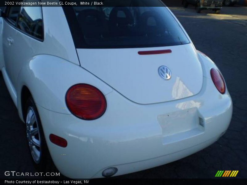 White / Black 2002 Volkswagen New Beetle GL Coupe