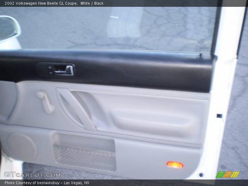 White / Black 2002 Volkswagen New Beetle GL Coupe
