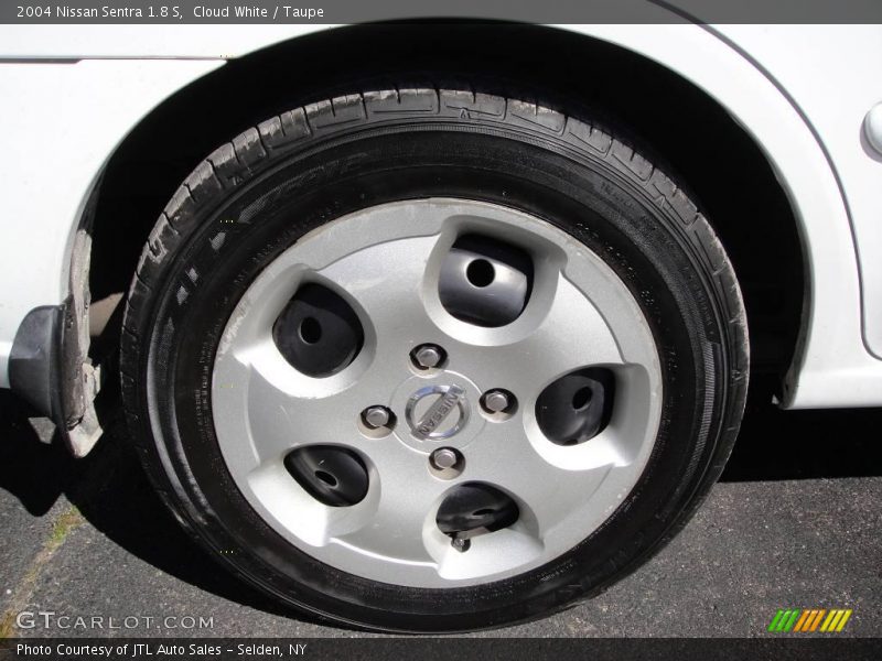 Cloud White / Taupe 2004 Nissan Sentra 1.8 S