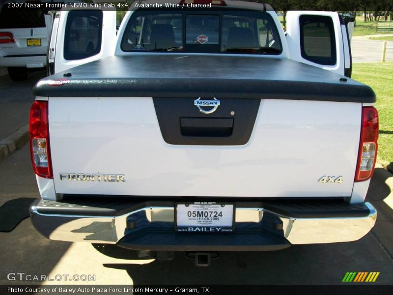 Avalanche White / Charcoal 2007 Nissan Frontier NISMO King Cab 4x4