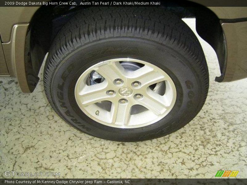 Austin Tan Pearl / Dark Khaki/Medium Khaki 2009 Dodge Dakota Big Horn Crew Cab