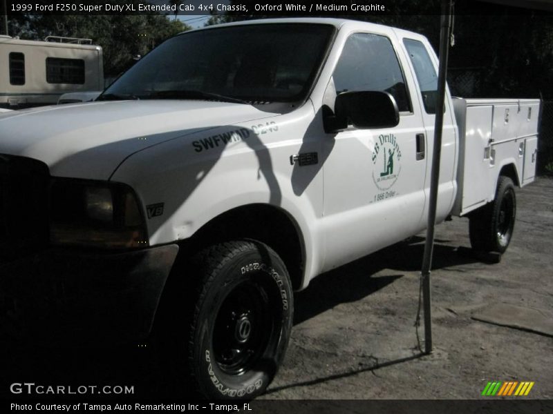 Oxford White / Medium Graphite 1999 Ford F250 Super Duty XL Extended Cab 4x4 Chassis