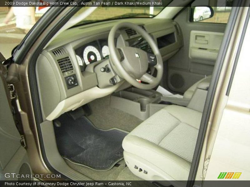 Austin Tan Pearl / Dark Khaki/Medium Khaki 2009 Dodge Dakota Big Horn Crew Cab