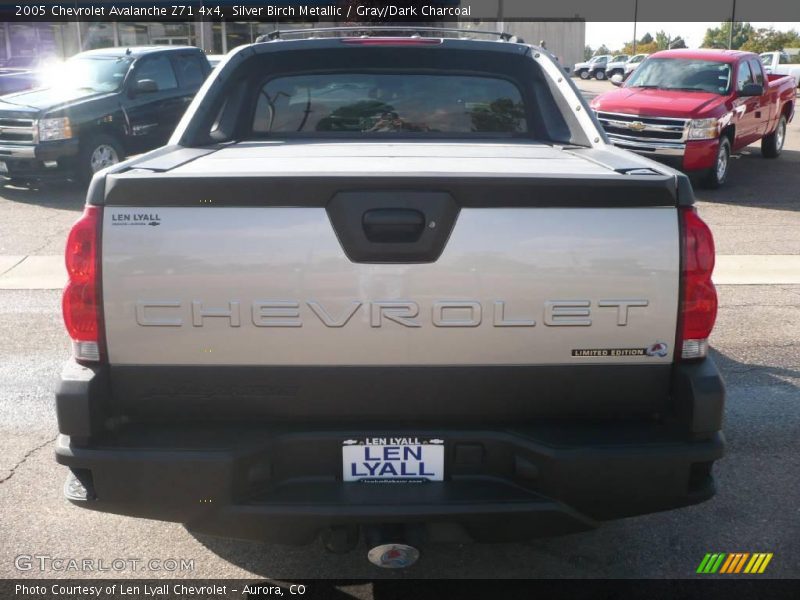 Silver Birch Metallic / Gray/Dark Charcoal 2005 Chevrolet Avalanche Z71 4x4