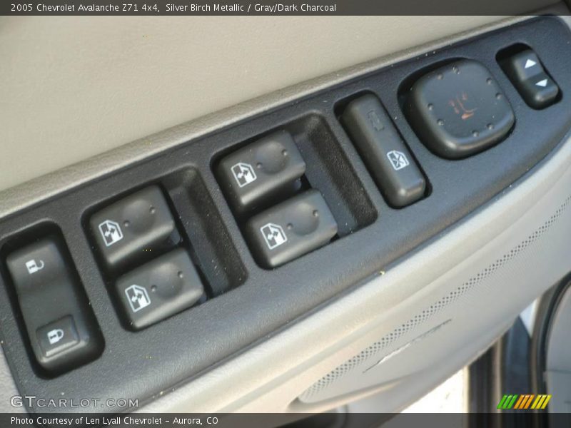 Silver Birch Metallic / Gray/Dark Charcoal 2005 Chevrolet Avalanche Z71 4x4