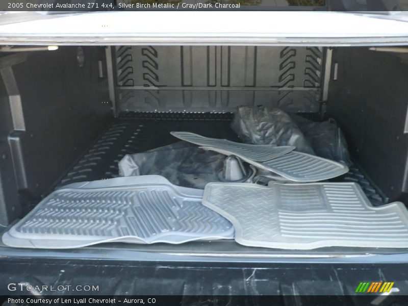Silver Birch Metallic / Gray/Dark Charcoal 2005 Chevrolet Avalanche Z71 4x4
