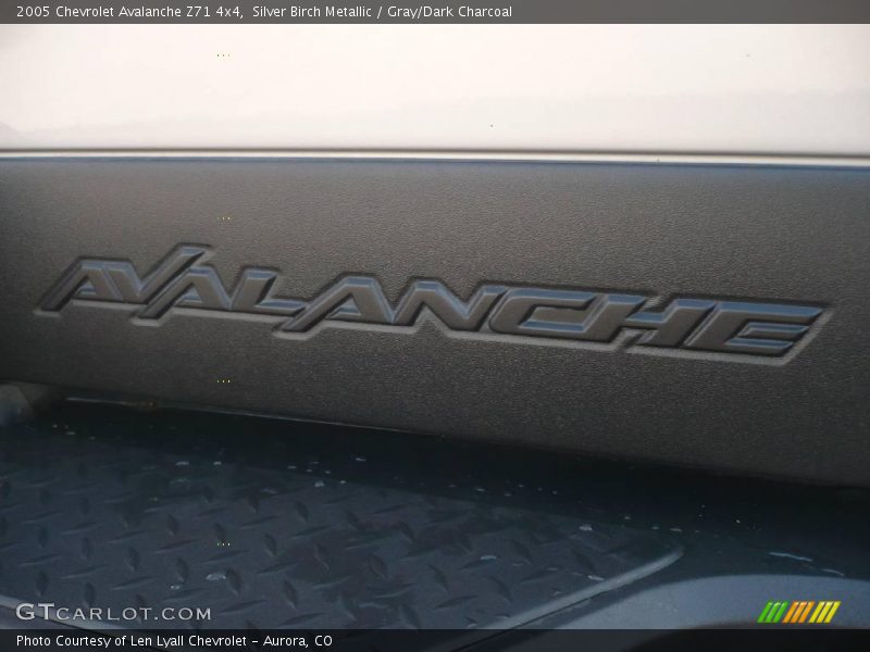 Silver Birch Metallic / Gray/Dark Charcoal 2005 Chevrolet Avalanche Z71 4x4