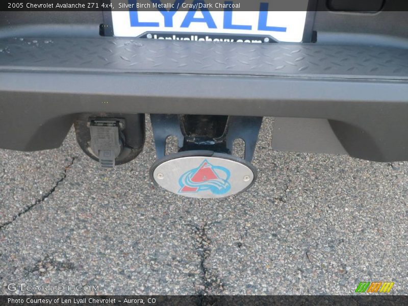 Silver Birch Metallic / Gray/Dark Charcoal 2005 Chevrolet Avalanche Z71 4x4