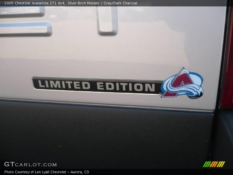 Silver Birch Metallic / Gray/Dark Charcoal 2005 Chevrolet Avalanche Z71 4x4