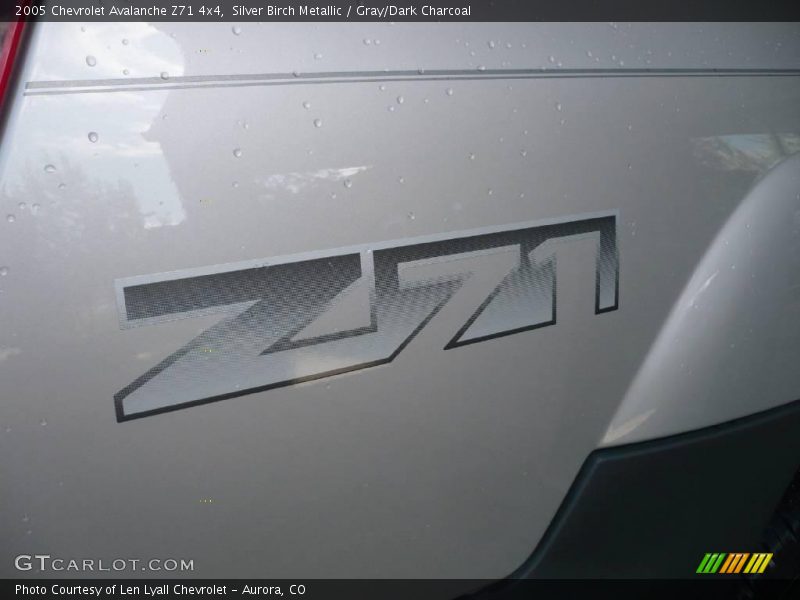Silver Birch Metallic / Gray/Dark Charcoal 2005 Chevrolet Avalanche Z71 4x4