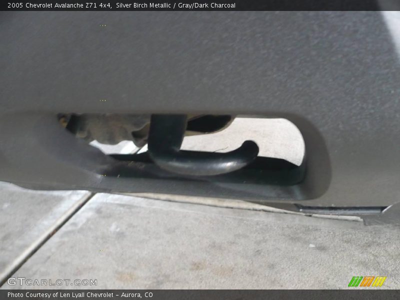 Silver Birch Metallic / Gray/Dark Charcoal 2005 Chevrolet Avalanche Z71 4x4