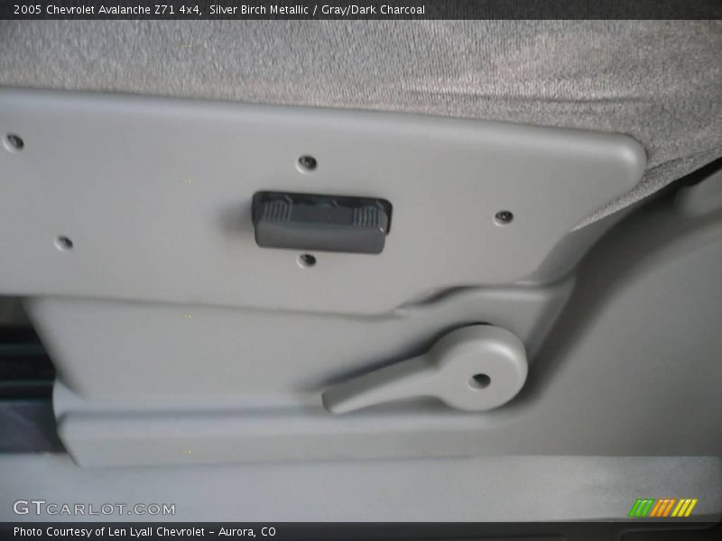 Silver Birch Metallic / Gray/Dark Charcoal 2005 Chevrolet Avalanche Z71 4x4