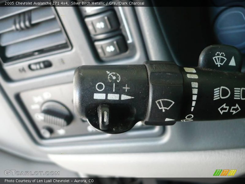 Silver Birch Metallic / Gray/Dark Charcoal 2005 Chevrolet Avalanche Z71 4x4