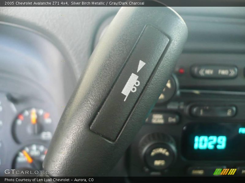 Silver Birch Metallic / Gray/Dark Charcoal 2005 Chevrolet Avalanche Z71 4x4